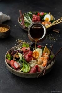 Ramen-Bowl mit Shrimps und Rinderfiletstreifen 4