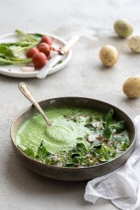 Vogelsalat-Suppe mit Kresse und Radieschen - Rezeptbild