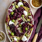 Radicchio-Fenchel-Salat mit gerösteten Weintrauben und Burrata