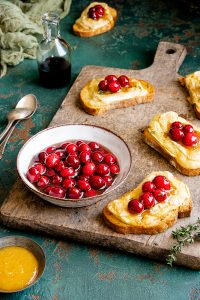 Balsamico-Cranberries mit Thymian und überbackenen Camembert-Crostini 3