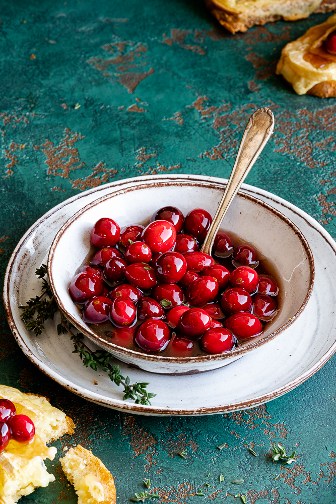 Balsamico-Cranberries mit Thymian und Camembert-Crostini 2