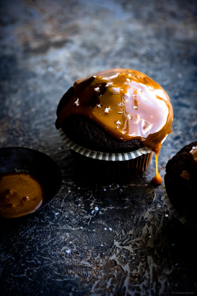 Schokoladen Cupcake mit Salted Caramel Sauce - Tropfen