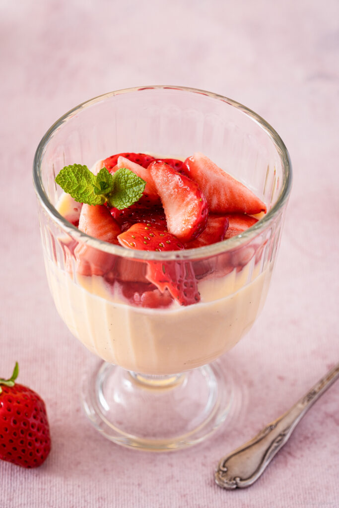 Vanille Pudding mit frischen Erdbeeren