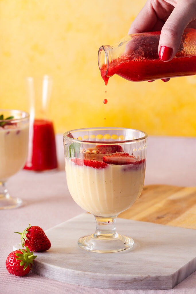 Vanille Pudding mit Erdbeersauce
